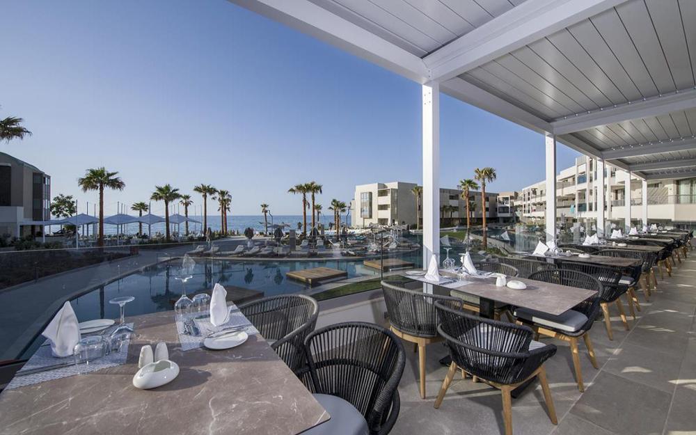 дорослий готель Amira Beach Resort & Spa 